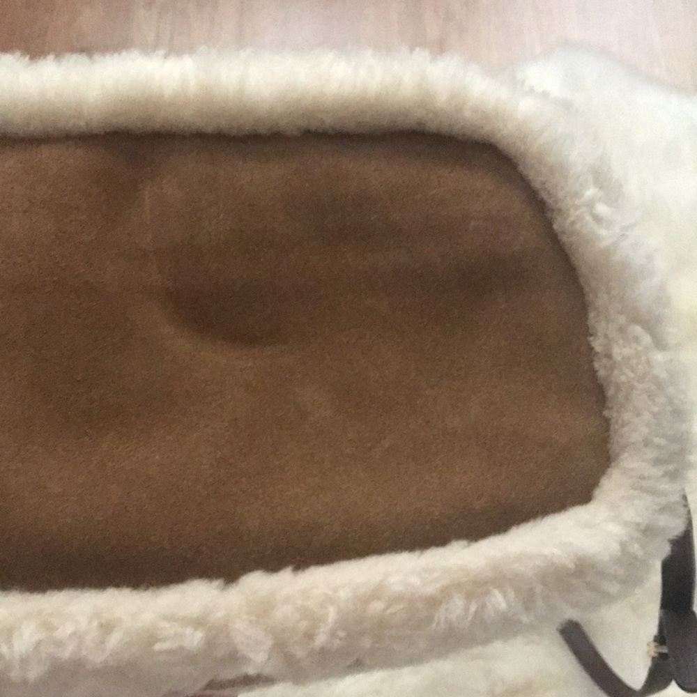 UGG Sheldon Crossbody has tags sheepskin suede 9.5 x 6.. flaws but never used - Picture 11 of 17